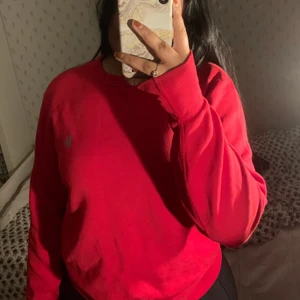 Ralph lauren tröja - Röd ralph lauren sweatshirt. Använd fåtal gånger och är i jättebra skick. Köpt på herrsidan i st M