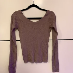 Stickad tröja  - Tunt stickat ifrån h&m. Stretchig. HALVA PRISET PÅ FRAKTEN