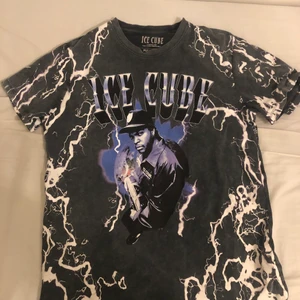 Ice cube tröja - ❗️GARDEROBSRENSNING❗️Säljer denna feta ice cube tröjan för att den tyvär har blivit för stor. Köptes på Zalando. Den är m lite oversized skulle nog säga m/l