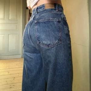 jeans - Sköna högmidjade jeans från gina tricot! modell idun wide jeans. köpta förra sommaren. har sytt upp dom så de går ner till marken på mig som är 160cm men det går lätt att sprätta upp om man vill det. nypris: 599kr. strl 36. 