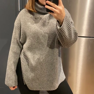 Stickad tröja  - Stickad grå tröja från H&M. Storlek S, säljer för 80kr