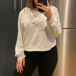 Vit tröja  - Vit tröja från Zara. Storlek M, säljer för 60kr