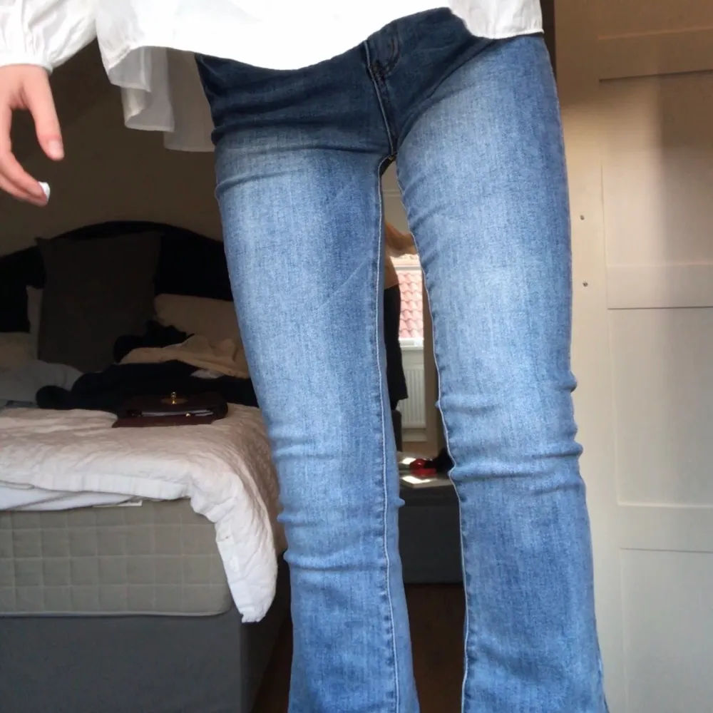 Bootcut jeans från I dig denim. Använda 1 gång!! Nypris 900. Perfekt blå färg!. Jeans & Byxor.