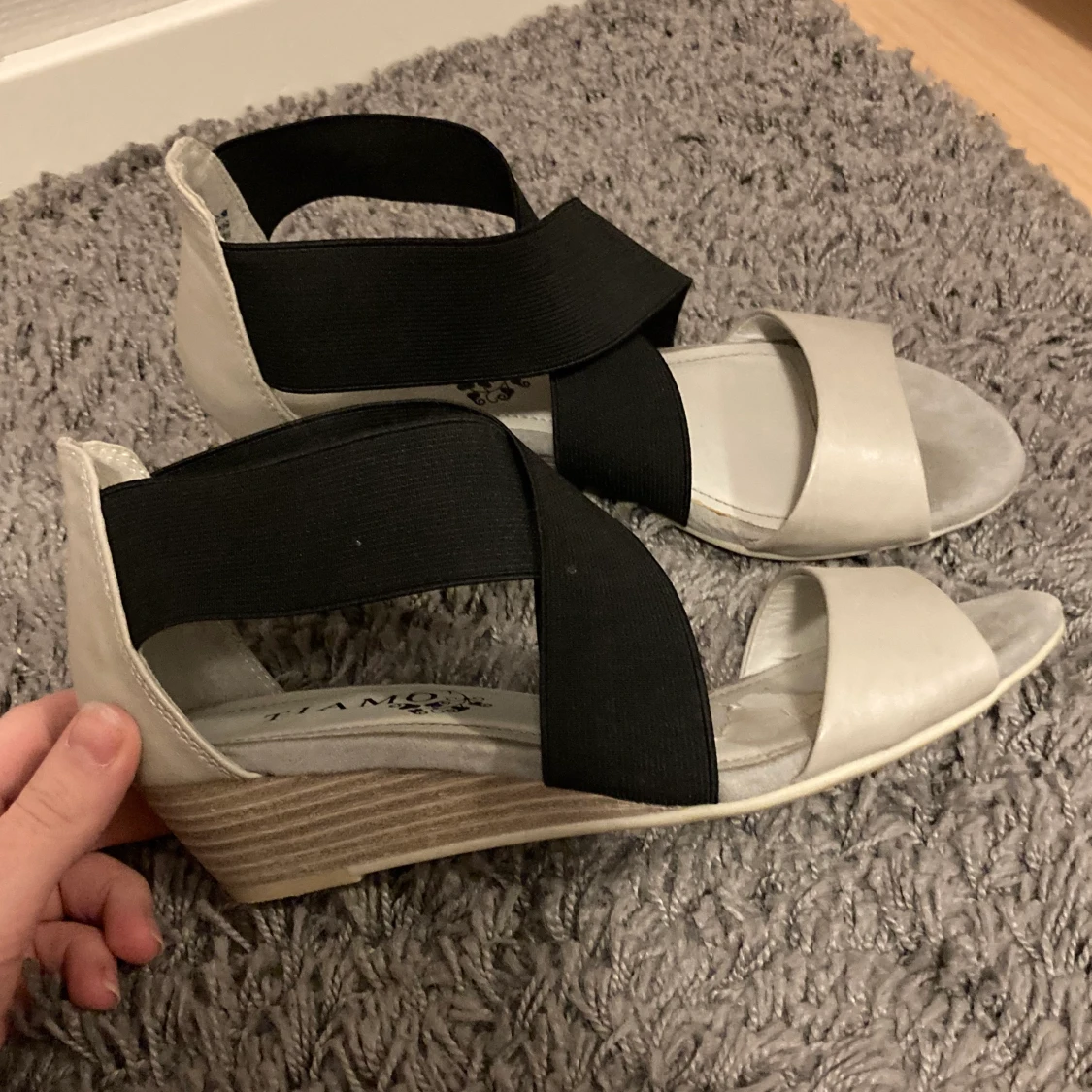 Gråa/ svarta skor - 90