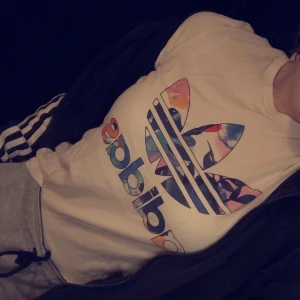 Adidas t-shirt, strl 158 - Använd men som nyskick, strl 158 men skulle även passa xs & s, 60kr + frakt