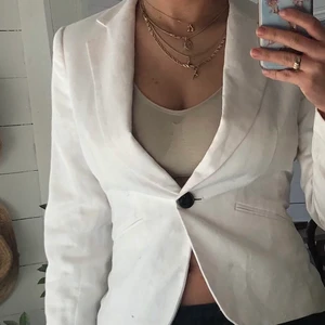 Vit kavaj i linne  - Vit kavaj i linne från hm i stl xs, super fin nu till sommaren 🥰