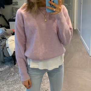 Stickad tröja  - Hej! Jag säljer min otroligt fina lila stickade tröja. Jag köpte den här på plick för ett tag sedan och känner nu att det inte riktigt är min stil. Tror den passar någon annan bättre därför säljer jag denna nu! ❌första bilden är lånad❌ 