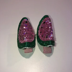 Melon hår spännen  - Två par hår spännen som jag inte har använt och säljer för att jag hittade dom och inte tyckte om dem och köparen står för frakten ❤️💗