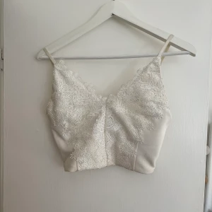 Spets topp - Jätte söt vit spets topp från Bik Bok i Stl S. Varsamt använd så i mycket bra skick. Fler bilder kan absolut skickas, skriv privat💗 Köparen står för frakten.