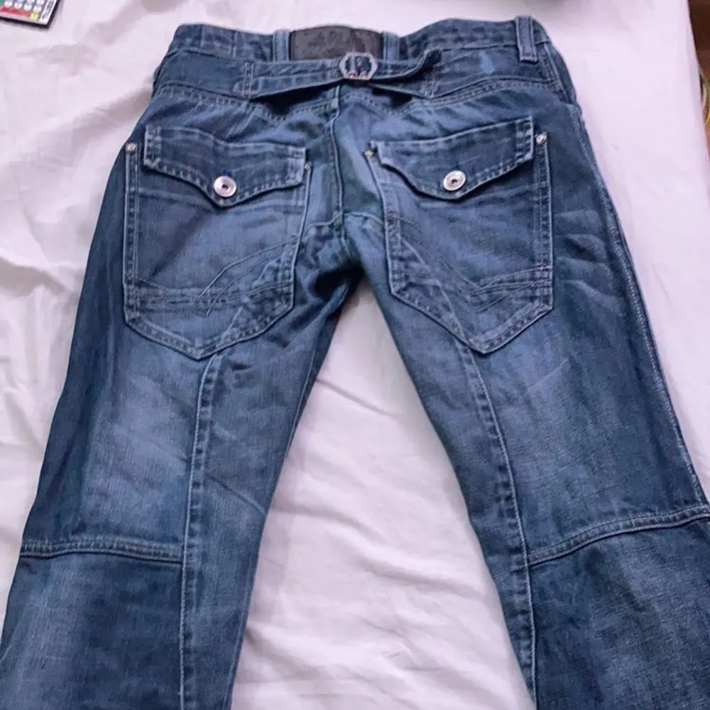 Säljer nu mina favvo jeans då det inte är min stil längre... dom är köpta här på Plick men det märks knappt dom är som nya igentligen. Skit balla detaljer, passas mig som är s men skulle även passa m. det är bara att skicka pm för mer info eller bilder ☺️ !!buda gärna i kommentarerna!!. Jeans & Byxor.