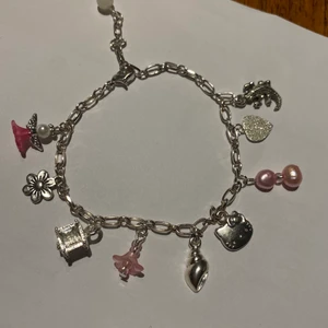 BERLOCKARMBAND på beställning!!! - Jag gör berlockarmband på beställning!! man kan önska färgtema på armbandet samt önskemål om specifik berlock ❤️ Frakten ingår ej i priset!! Tillkommer 12kr för frakt