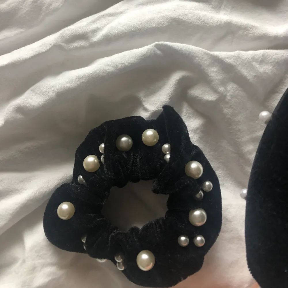 Svart diadem med pärlor ⚡️⚡️ 10 kr extra för en tillhörande scrunchie 🦋. Accessoarer.