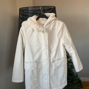 Regnkappa med fuskpäls inuti  - Varm, mjuk och jätteskön inuti. Stl 140 