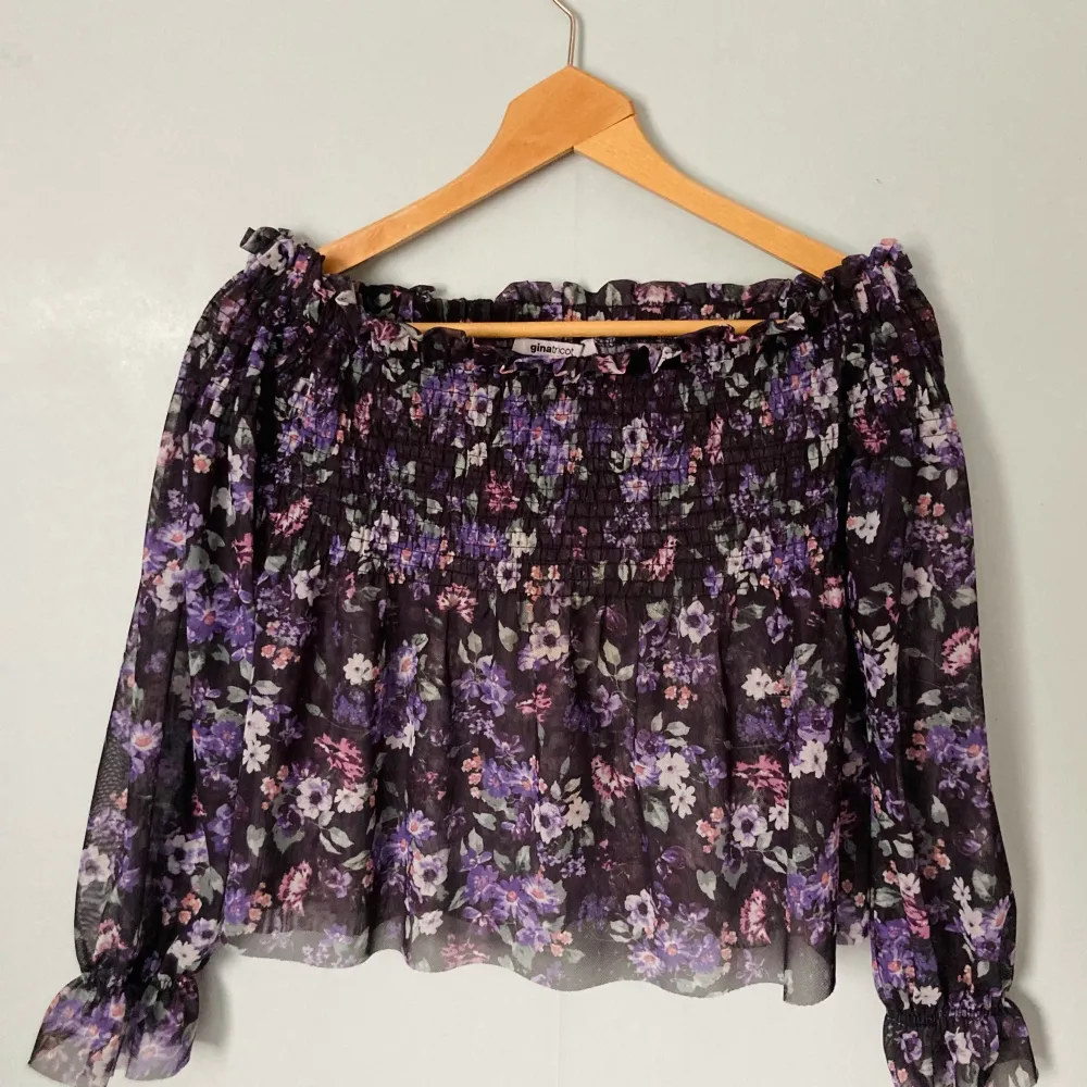 - Off shoulder - Size: XS - Color: black with flowers - Only used once - Recommend to wear with something under, because it’s see through . Blusar.