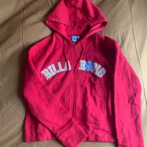 Super snygg hoodie ifrån Billabong. Den är mer röd en på bilderna se bild 2. Prislapp sitter kvar och är helt oanvänd❤️