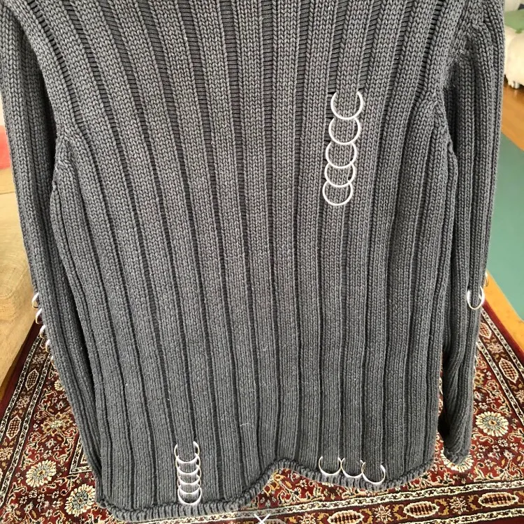 En supercool tröja från &other stories i storlek XS men funkar också för mig som har storlek S. Nypris 1299 kr . Stickat.