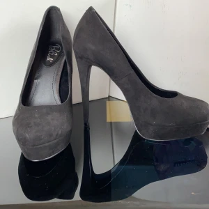  Helt nya Skor -  Helt nys Svarta skor 