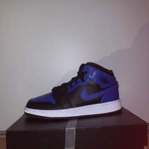 Tjena, säljer dessa Jordan 1 Mids i hyper royal färgen. Dessa finns i storlek 38 och 36,5. Helt nya och aldrig använda, hör av er för mer info :) Bjuder på frakt vid köp 