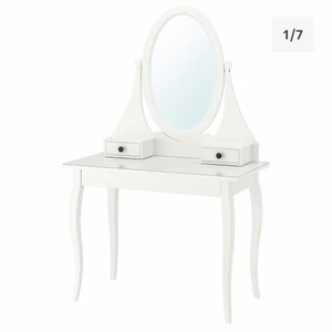 Sminkbord - Säljer nu mitt sminkbord då jag flyttar från hus och inte har plats för den något mer. Den är såklaty använd men i finr skick. 