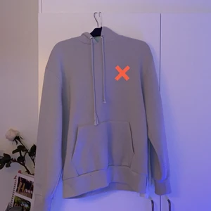 Collusion hoodie strl s - Grå hoodie med neonrosa/orangea detaljer på bröstet och ärmarna. Köpt för ca 1 år sedan och används Max 10 gånger. Den är väldigt stor för storleken, enligt mig är den mer lik M eller L. Köptes för 300kr från Zalando 