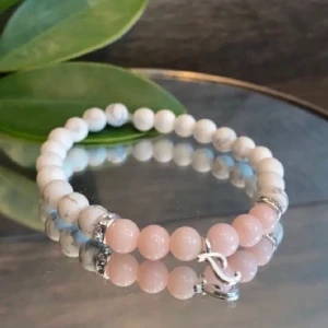 Armband: Vera  - La perle UF säljer egna handgjorda armband med många olika vackra pärlor. En av våra favoriter är marmorpärlorna som används för att lindra stress och för att motverka sömnlöshet. Lägg till berlock för 8 kr!