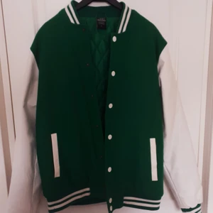 Collegejacka - ⚖⚖💚Collegejacka i grönt och vitt. Vita armar i läderimitation. Den är Strlk L och funkar både som en normal L och skitsnygg som oversized. Den är i topp skick och är använd mycket sparsamt.💚⚖⚖