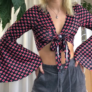 Topp❤️ - Superfin topp med små hjärtan på. Vida armar❤️