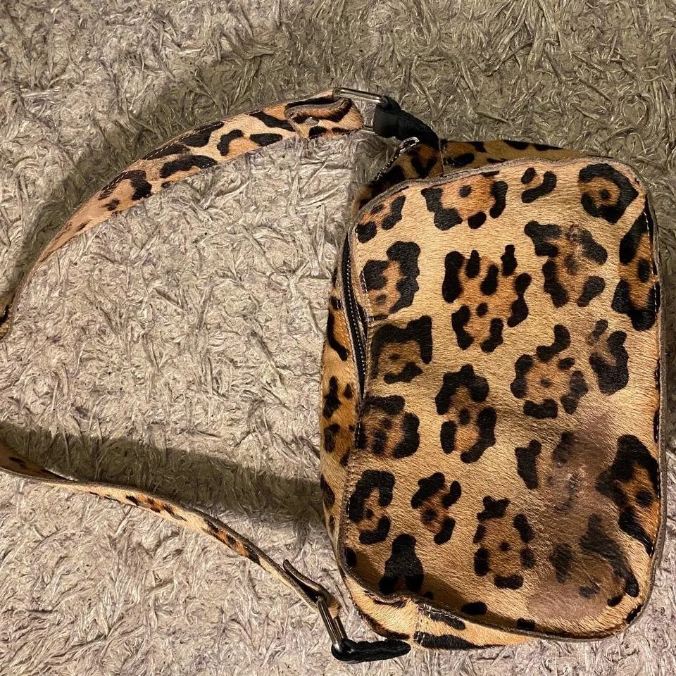 Superfin leopardmönstrad väska! Köpt 2019 och har används en del så den har lite slitage på ”pälsen” på baksidan samt inre sidan av axelbandet. Kan mötas upp eller posta, köparen står för frakten:). Väskor.