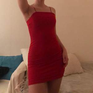 Jag säljer denna jättefina röda klänning eftersom jag aldrig använder den. Den är använd en gång bara. Jättefin till sommaren! Den är i mycket gott skick❤️