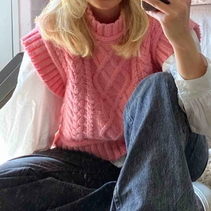 Rosa väst från Zara - Populär väst från zara endast använd fåtal gånger. Storlek M men passar som en S på mig som är 160. Köparen står för frakt. Högsta bud 600kr. Budgivning slutar på torsdag. 