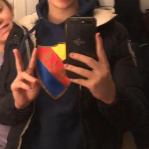 Djurgårds hoddie  - Jag säljer min blåa djurgårds hoddie ifrån dif butiken i storlek S. Kom privat för en bättre bild på den. Det är lite sönder vid snöret   vid luvan men det kan man ta bort! 300kr inklusive 