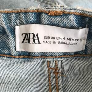 Ett par nästan oanvända zara jeans ( säljer pga att jag råkade beställa 2par ). 🤎