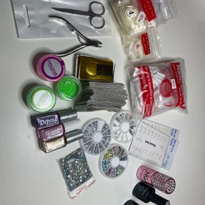 Nagel saker - Säljer pga att jag bytt ut alla saker mot nya märken och nya saker. allt på bild 1 kostar 550kr, de två uv lamporna som är på bild 3 kostar 250kr styck men 400kr om man köper dem båda. Frakten står köparen för och den är ungefär 150kr då de är ett så stort paket. Det som är med- tre påsar med tippar - nagelsax - nagelbandssax - dekorationsstenar - mallar - 3st nagellack - 2 st gelpolish (visas på bild 2) - 1 top coat - nailstickers - 2st akrylpulver- grönt glitter - 2 uv lampor.
