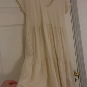 Vit sommarklänning - Söt sommarklänning i en superfin krämvit färg, strl S men passar även en M. Köpare betalar frakt🌸