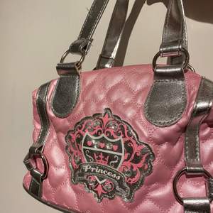 Säljer min jättefina rosa/silvriga handväska då jag inte använder den lika mycket längre✨ i bra kvalite och superfin!!💓
