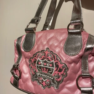 Y2k handväska💓 - Säljer min jättefina rosa/silvriga handväska då jag inte använder den lika mycket längre✨ i bra kvalite och superfin!!💓