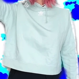 Mintgrön Adidashoodie - Använd men i fint skick. Lite kortare 😊 Luva men ingen ficka. 