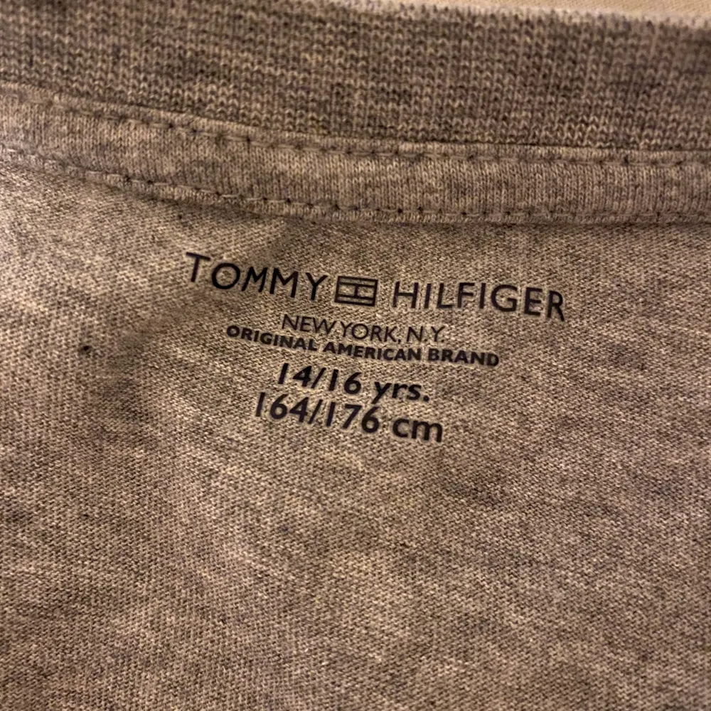 Tommy T-shirt i jättebra skick. Har även en exakt likadan fast i vit. från barnavdelningen på Zalando, storlek 164/176 i barnstorlek o passar mig perfekt som är 168 o har storlek S i t-shirts. Köparen står för frakten💕. T-shirts.