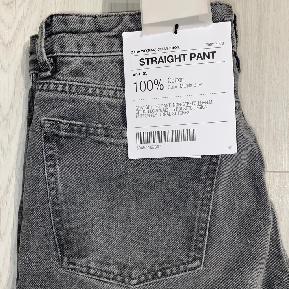 Säljer dessa slutsålda & populära jeans från zara pga försmå för mig! Helt nya med prislapp kvar. Små i storleken, skulle säga att dessa är mer som en liten 38 än en 40!💗 köparen står för frakt. Nypris:399kr 💕 buda från 200kr eller köp direkt för 550kr! ❗️Bud ligger på: 400kr❗️. Jeans & Byxor.