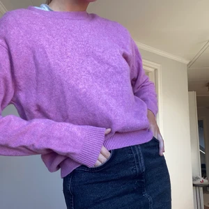 Stickad tröja från uniqlo - Frakten ingår i priset! Den ser väldigt blå ut på de två första men den tredje bilden visar den riktiga färgen