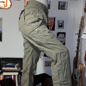 Cargo pants - Säljer dessa feta byxor då dem inte längre kommer till användning ! Köpta secondhand. Passar allt från xs-L ✨