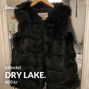 Päls väst ifrån 58° nord äkta päls  - Köpt på 58° nord för två år sedan. Använd några gånger💘400kr fast pris, frakt på 66kr 💘 storlek S/36. en knapp är lös men går att lagas med nål och tråd. 