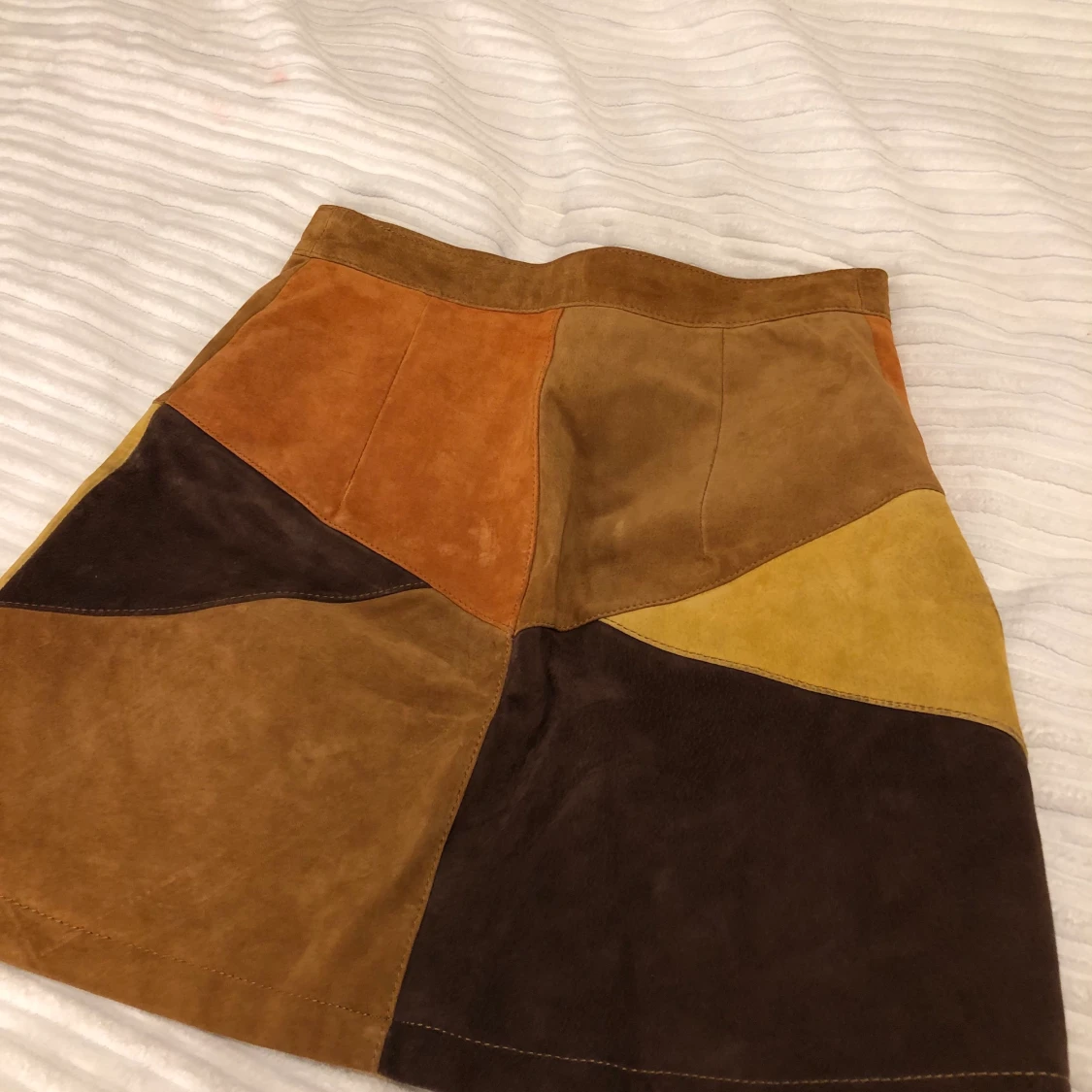 En mönstrig kjol i brunt tema  - 90