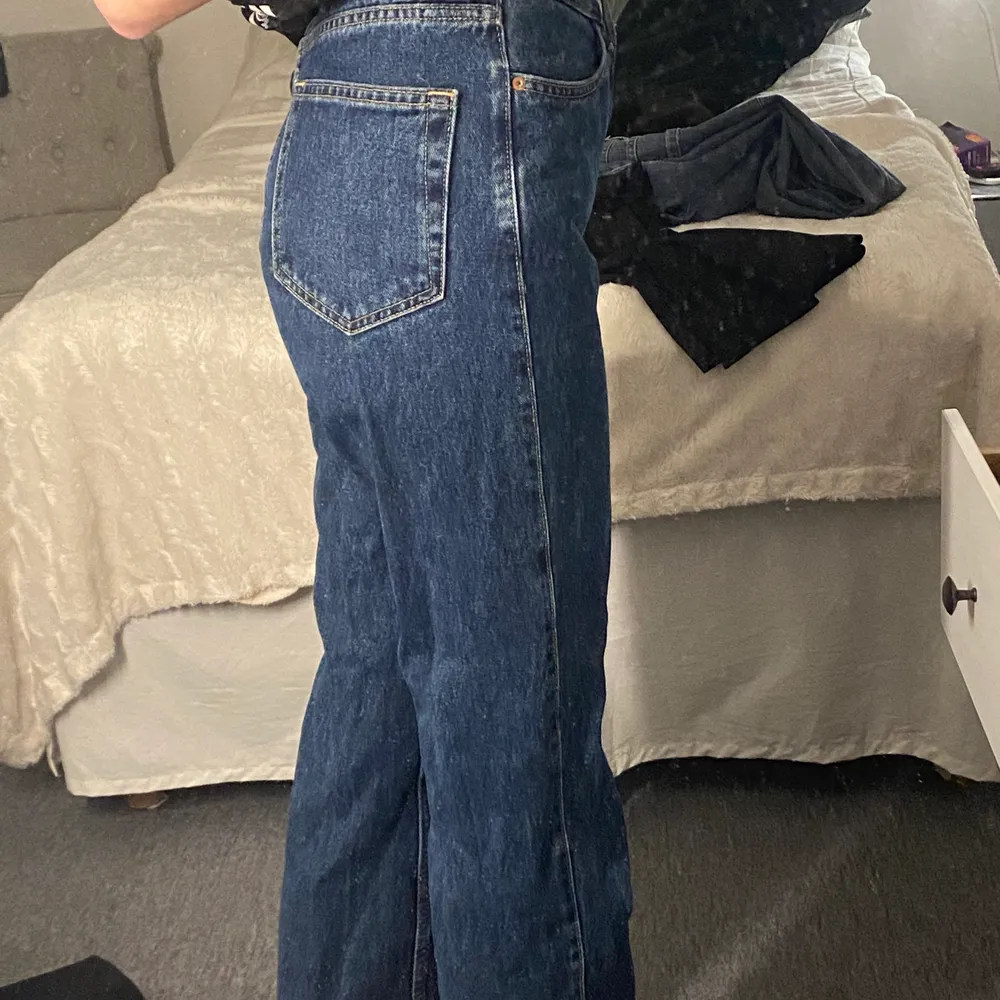INTRESSEKOLL! 🤍Säljer mina mörkblåa och raka Weekday jeans i modellen row (endast vid bra bud). Köpta för 500kr. Skriv om du är intresserad. Väl använda men i superbra skick. Frakt tillkommer🤍. Jeans & Byxor.