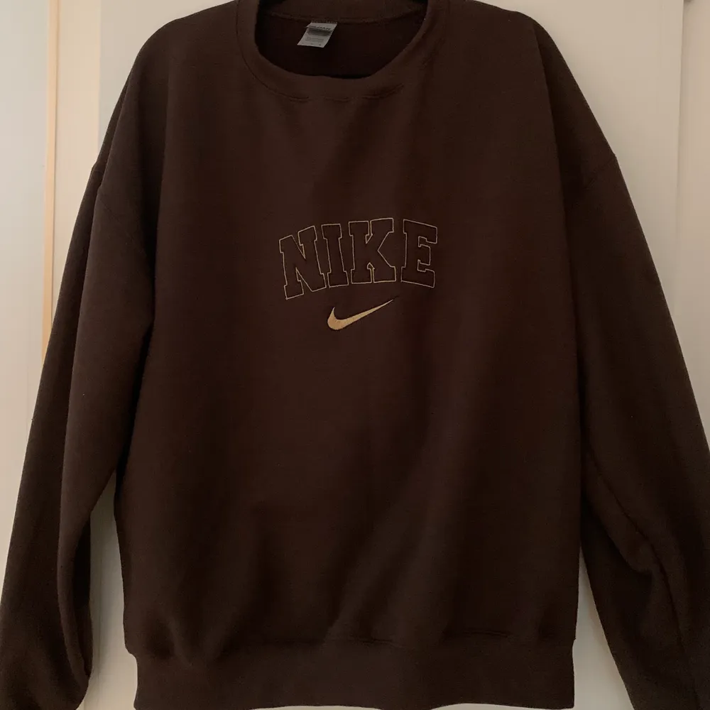 En brun Nike sweatshirt som jag köpte från Depop för 500kr. Använd tre gånger. Nike märket är broderat😊 Buda med minst 15kr i kommentarsfältet. Budgivning avslutas 17/3! . Tröjor & Koftor.