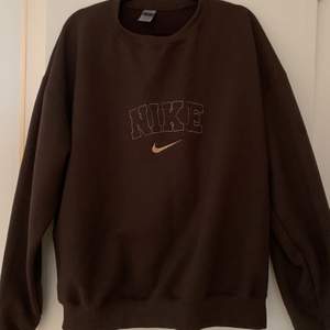 En brun Nike sweatshirt som jag köpte från Depop för 500kr. Använd tre gånger. Nike märket är broderat😊 Buda med minst 15kr i kommentarsfältet. Budgivning avslutas 17/3! 
