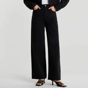 Knappt använda svarta ”Idun wide” jeans från Gina Tricot. Passar till allt och är trendigt! Storlek 32. 200 kr + frakt. 
