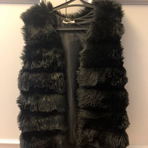 Pälsväst  - Pälsväst beställd från Tessie för ca två år sedan. Mycket sparsamt använd och i väldigt bra skick❄️ Storlek M/L men passar mig som har S, går att använda själv eller över skinnjacka/dunjacka. 