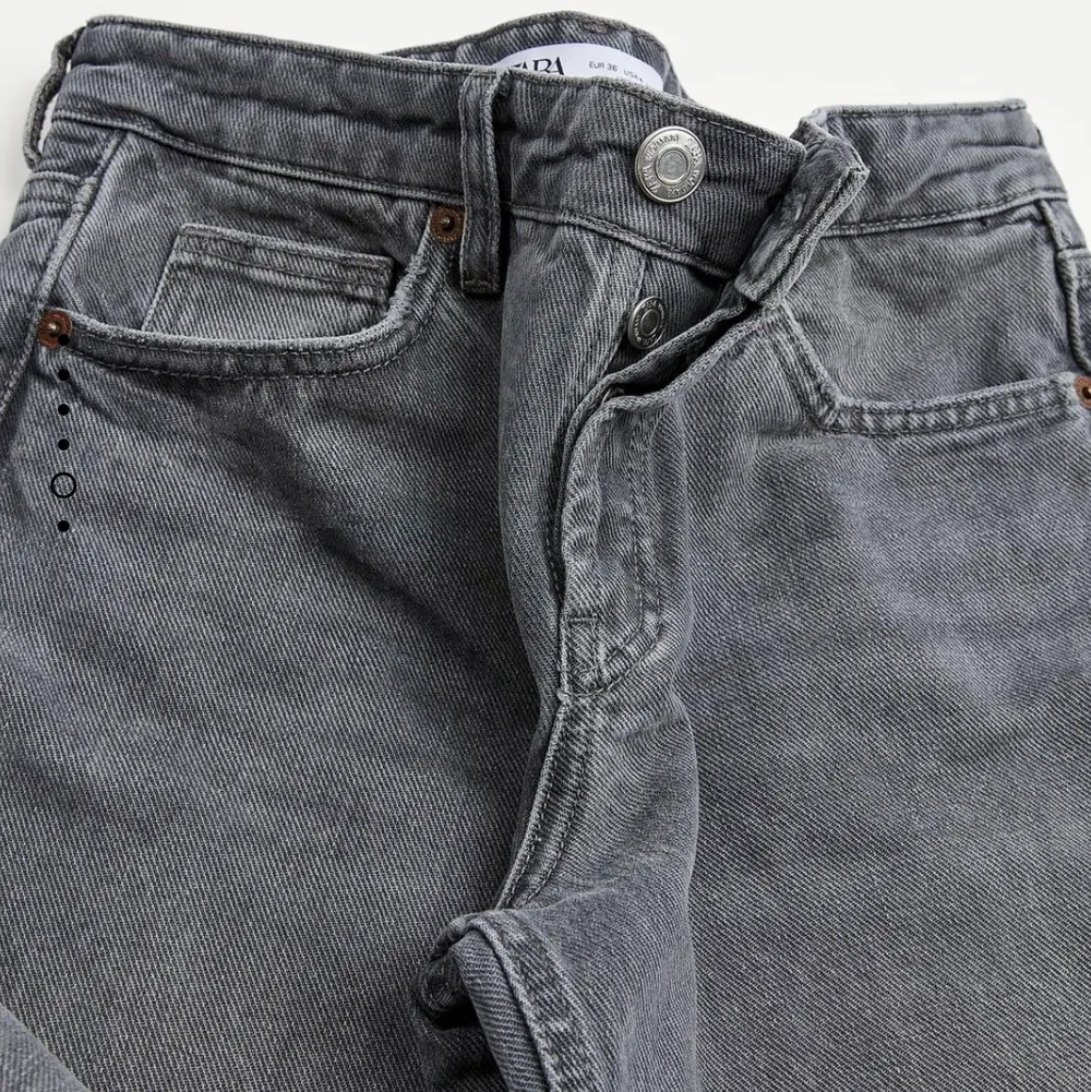 Gråa zara jeans i storlek 40 passar mer som en 36/38 helt nya! Beställde 2 par då dessa inte passa! Lägg ett bud i kommentera om du är intresserad 🖤🖤 budgivningen avslutas på fredag!. Jeans & Byxor.