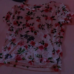 Topp i krossat samett - Galet bakväm, aldrig använd och somrig. För bild hur den sitter på, kom privat 